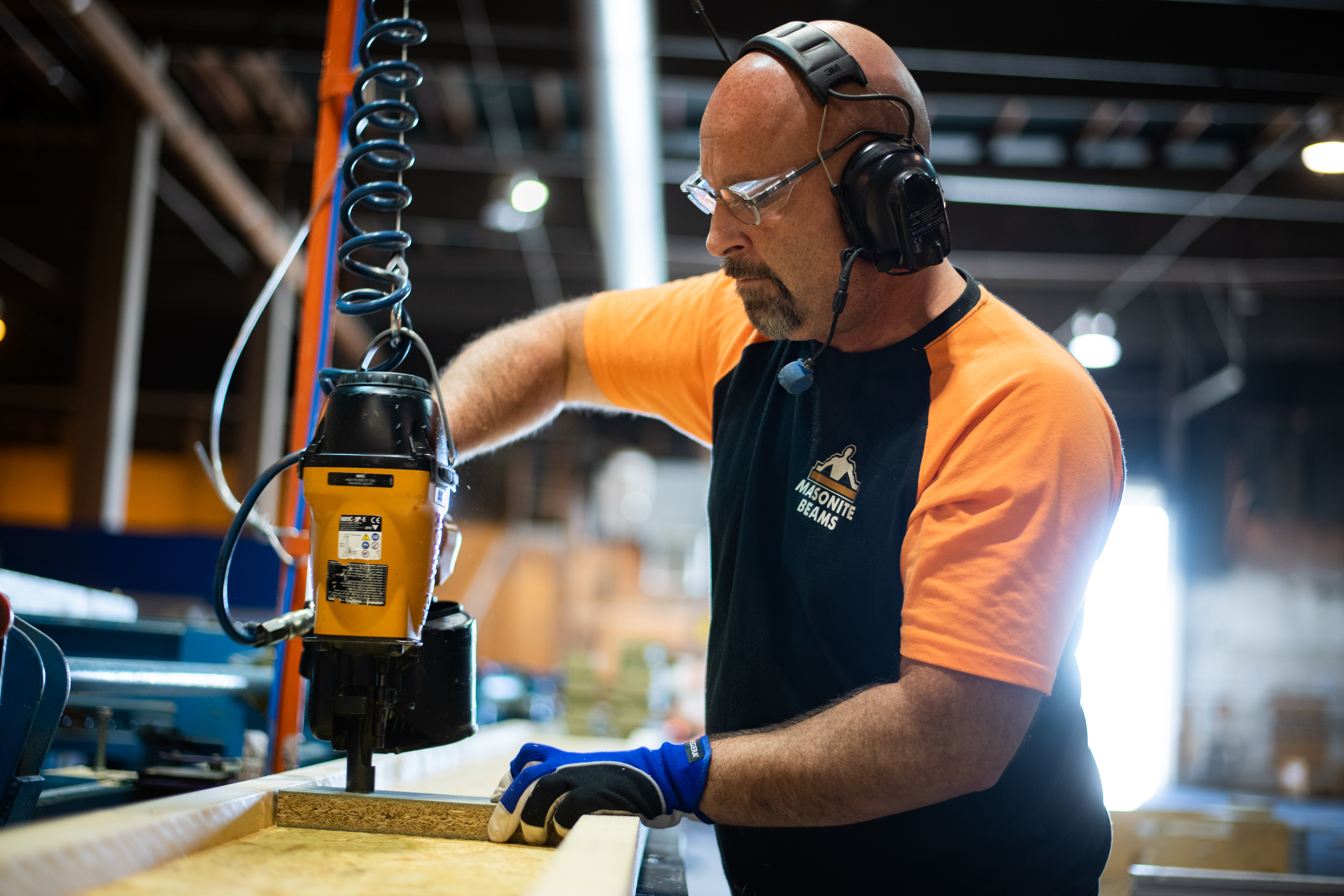 Här funktionsanpassas balken i vår fabrik.